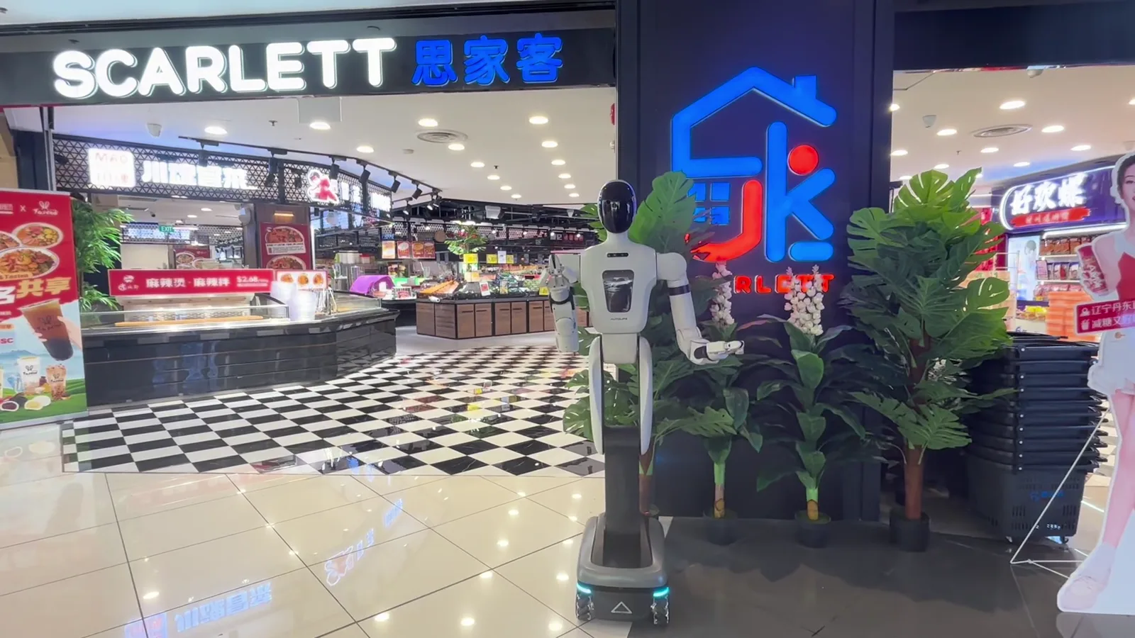 Supermarket shopper service deployment scene