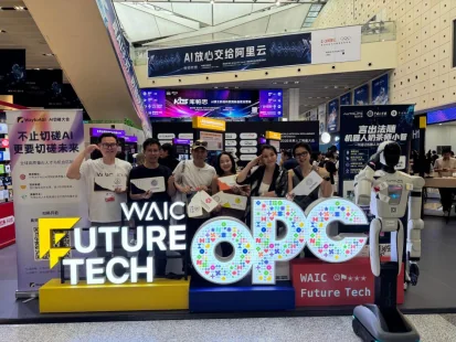智动未来团队与小智机器人在 WAIC 现场合影