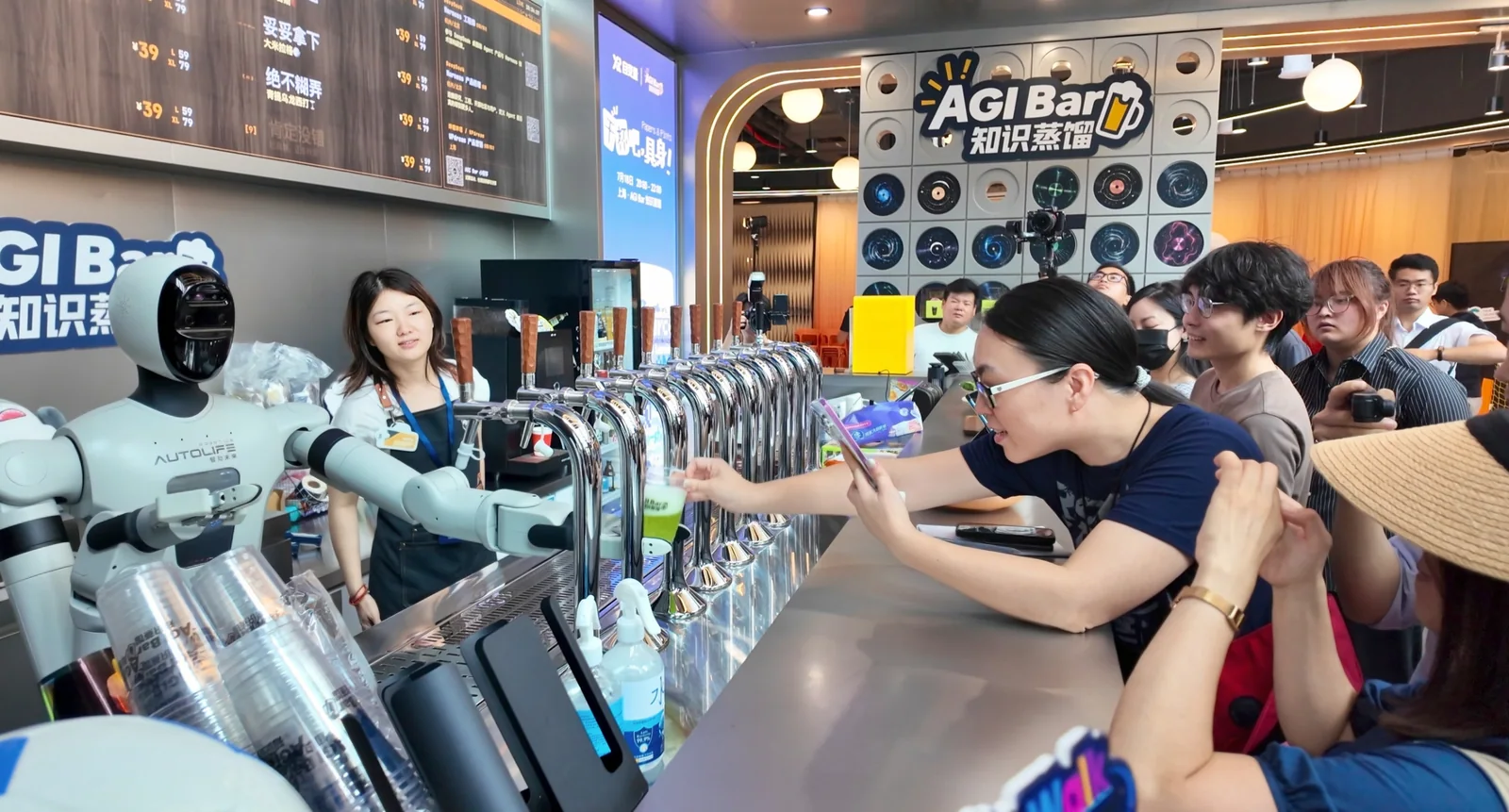 小智机器人在 AGI Bar 向顾客递送饮品