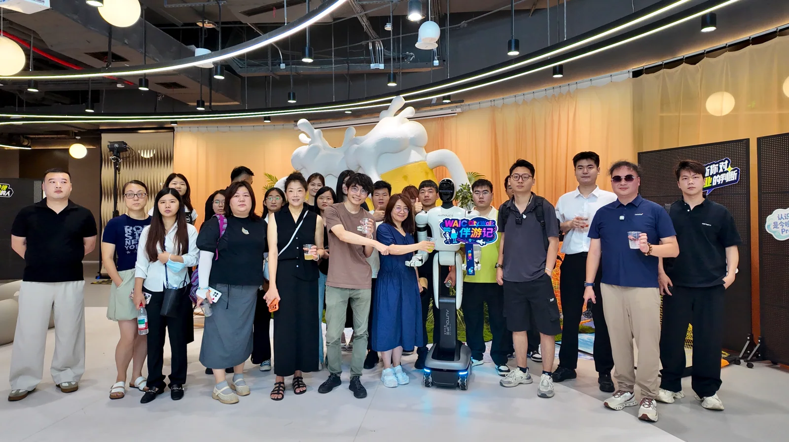 智动未来团队与小智机器人在 AGI Bar 合影