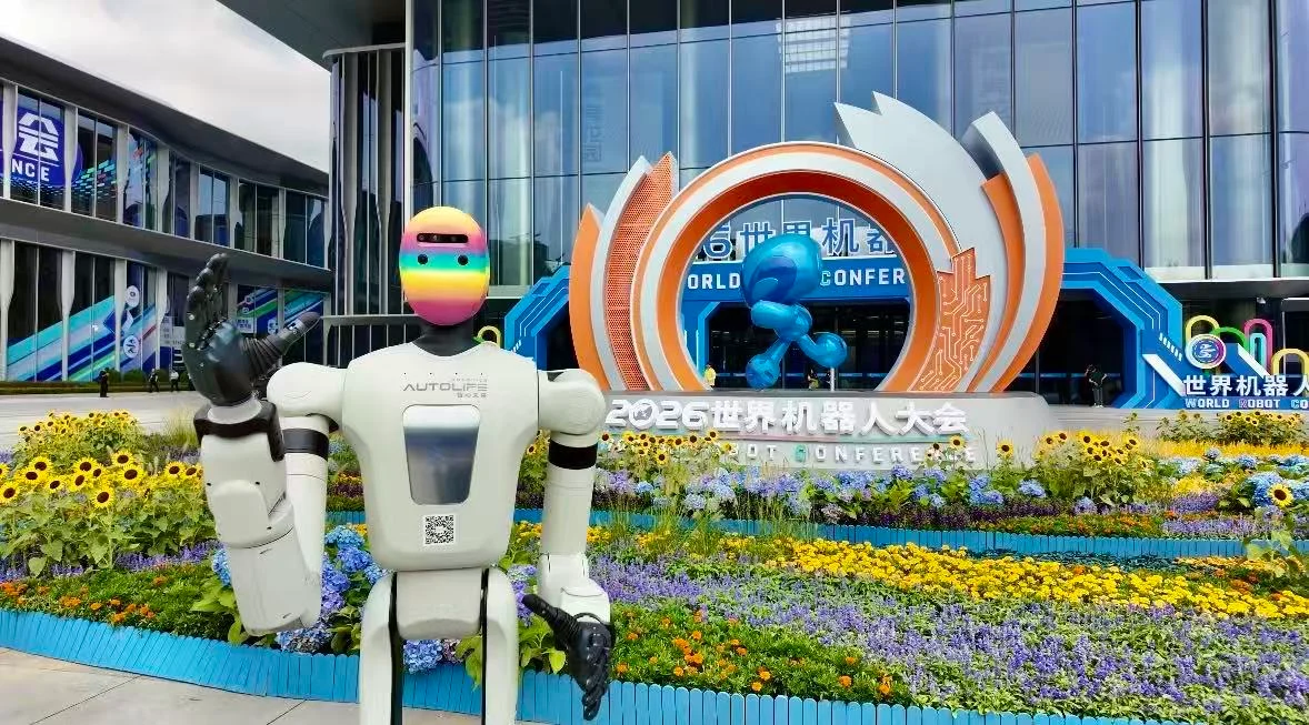 小智机器人在 2026 世界机器人大会会场外正面展示